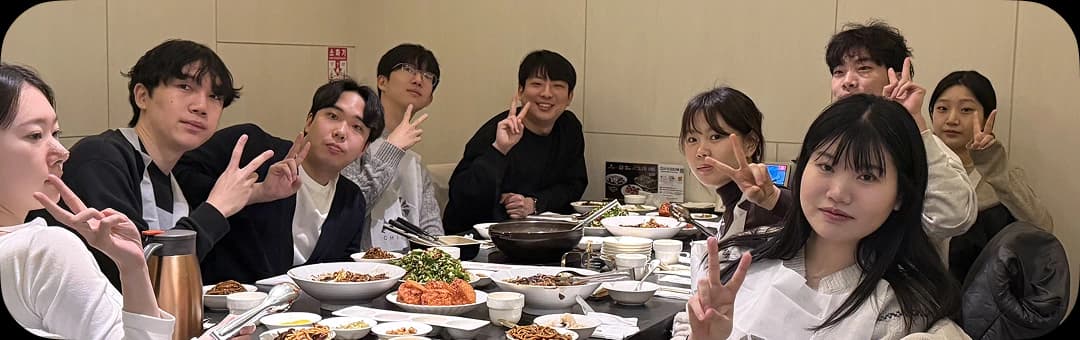 한다글다글 팀이 회식 자리에 모여 함께 웃는 모습